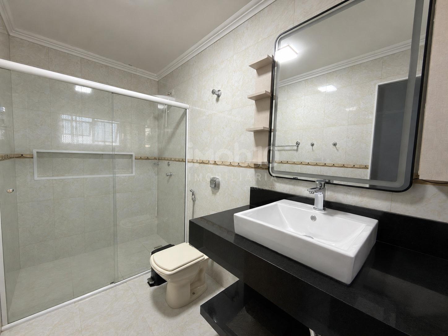 SOBRADO À VENDA NO JARDIM APORÃ COM 4 QUARTOS, ENERGIA SOLAR E  PISCINA