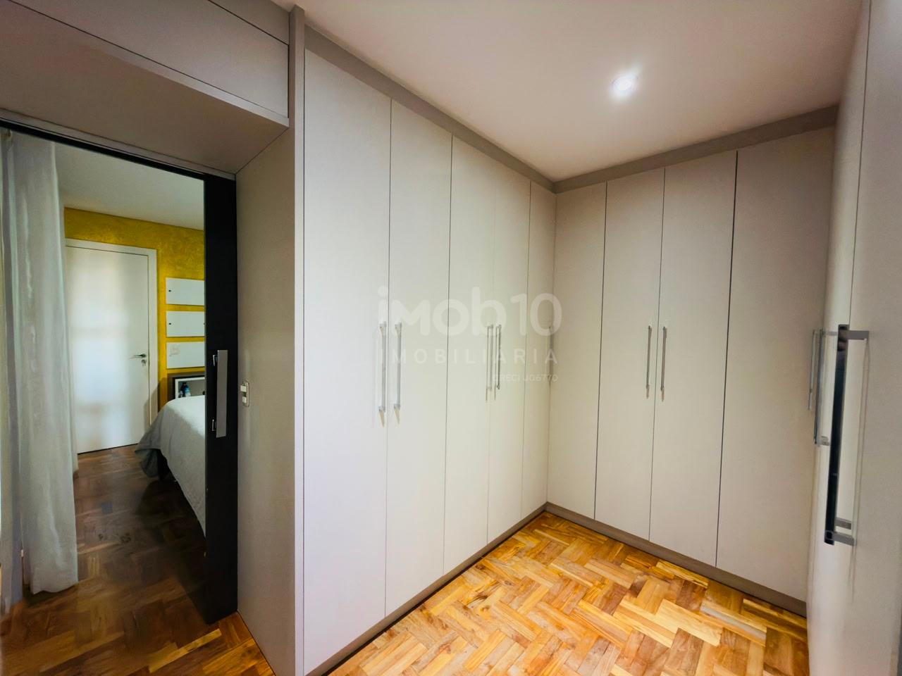 SOBRADO À VENDA NO JARDIM APORÃ COM 4 QUARTOS, ENERGIA SOLAR E  PISCINA