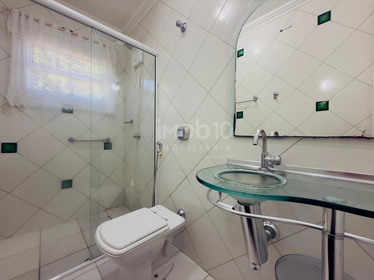 SOBRADO À VENDA NO JARDIM APORÃ COM 4 QUARTOS, ENERGIA SOLAR E  PISCINA