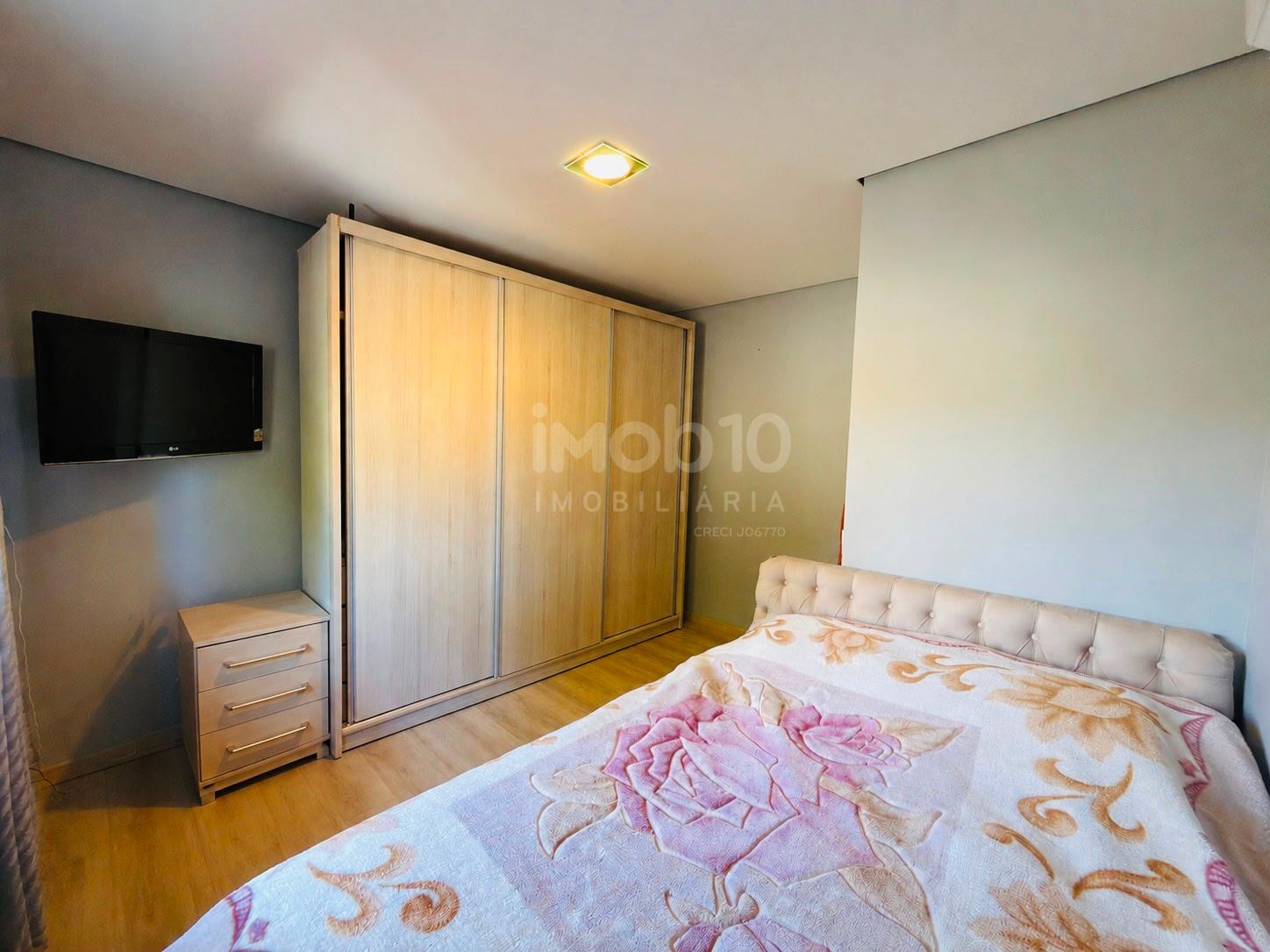 SOBRADO À VENDA NO JARDIM APORÃ COM 4 QUARTOS, ENERGIA SOLAR E  PISCINA