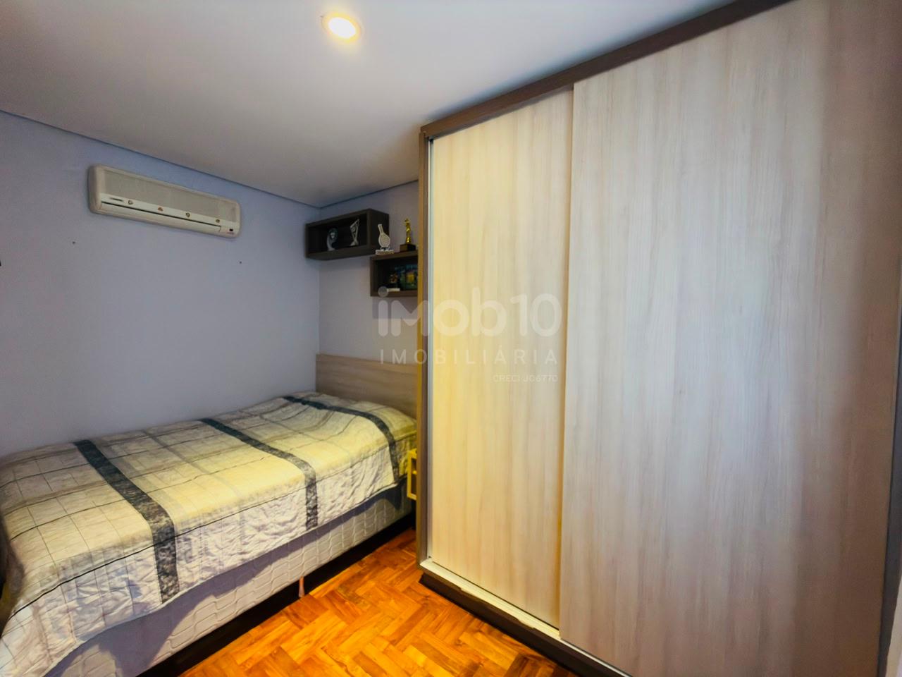 SOBRADO À VENDA NO JARDIM APORÃ COM 4 QUARTOS, ENERGIA SOLAR E  PISCINA