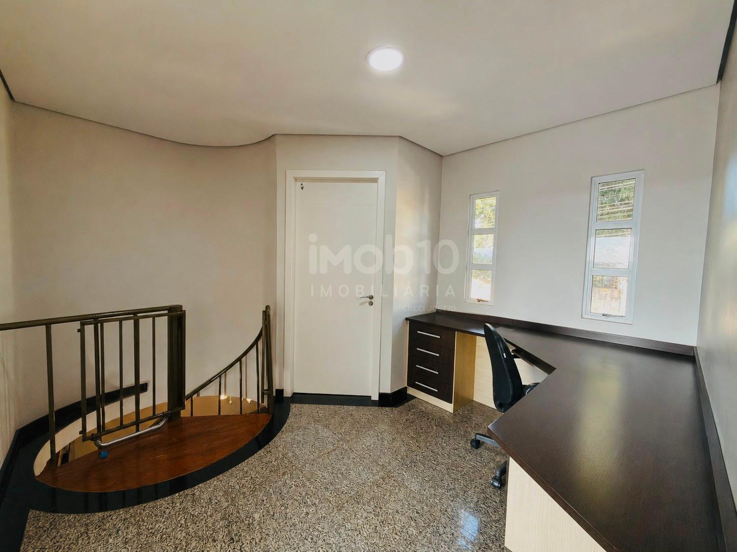 SOBRADO À VENDA NO JARDIM APORÃ COM 4 QUARTOS, ENERGIA SOLAR E  PISCINA