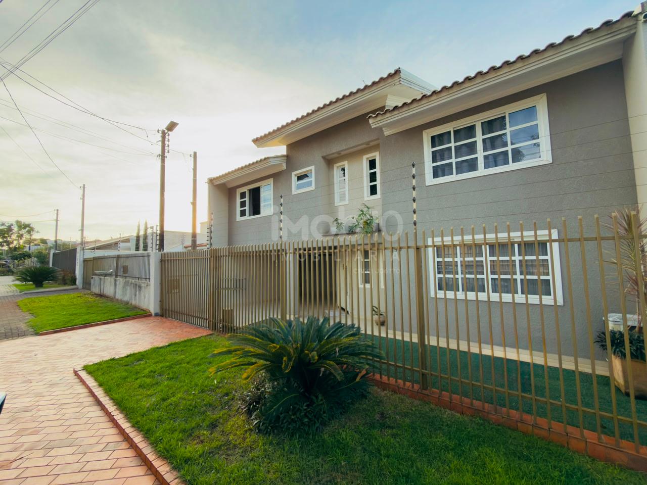 SOBRADO À VENDA NO JARDIM APORÃ COM 4 QUARTOS, ENERGIA SOLAR E  PISCINA