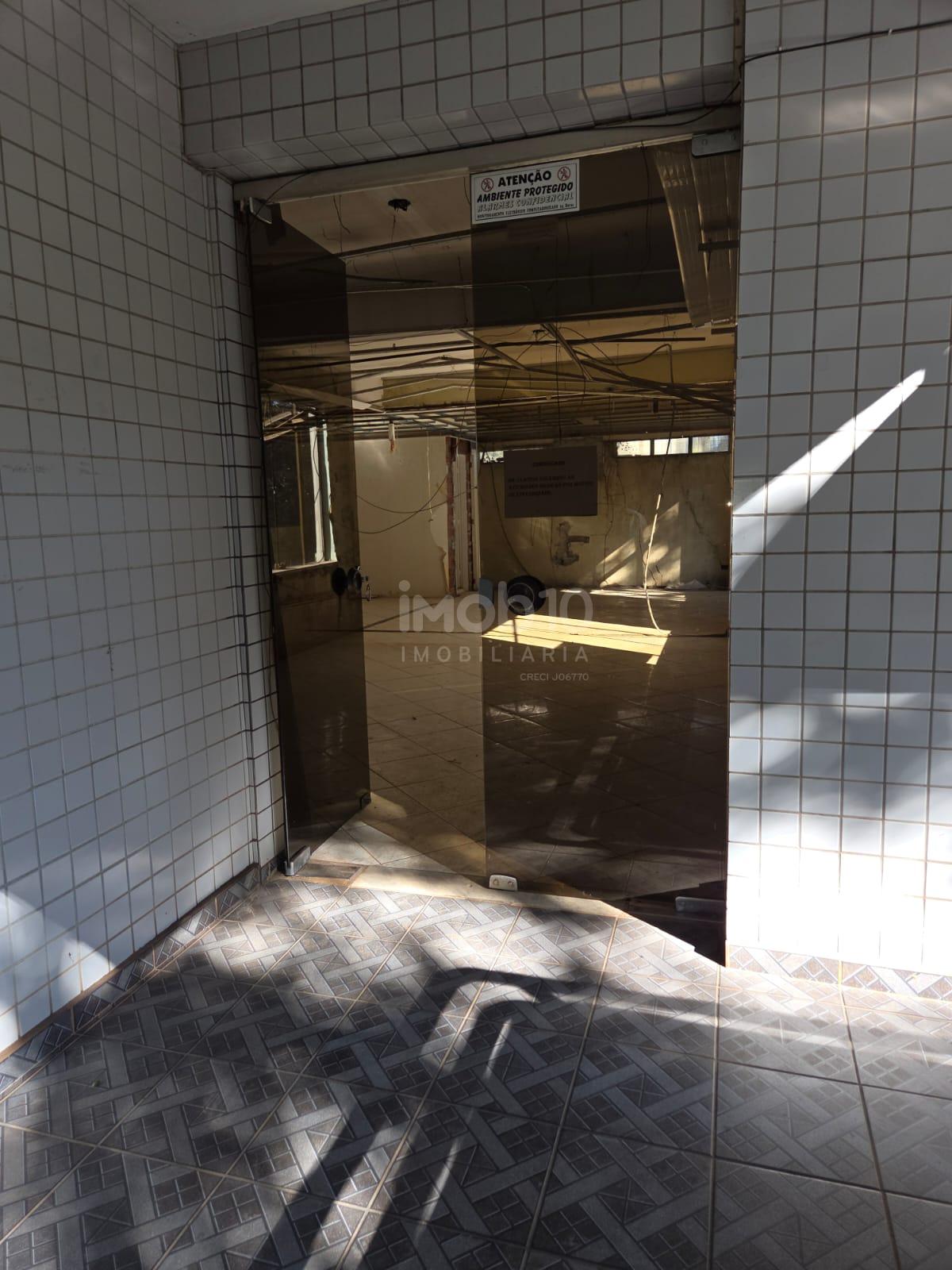 SALA COMERCIAL A VENDA COM 423.85 m², CENTRO DE FOZ DO IGUACU - PR