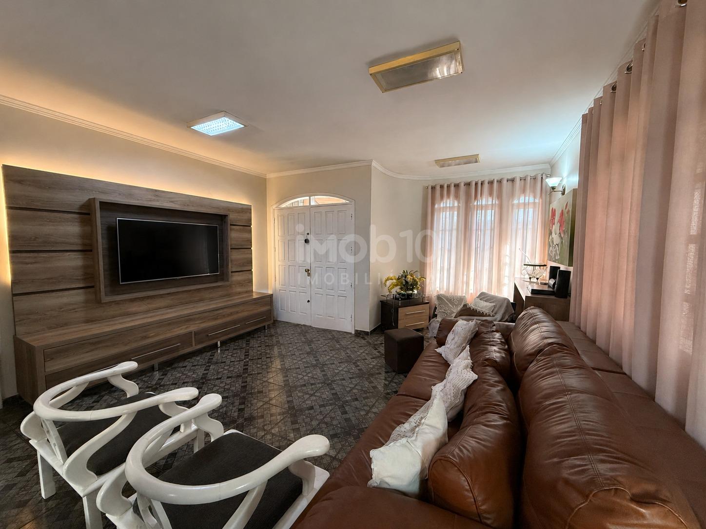 CASA À VENDA COM 1 SUÍTE + 2 QUARTOS E EDÍCULA COM 1 QUARTO NO JARDIM BOURBON