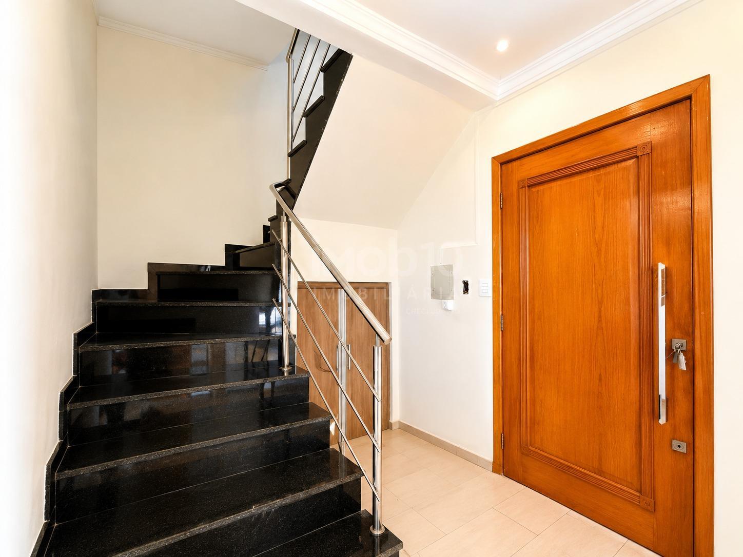 SOBRADO COM 1 SUITE E 2 QUARTOS PARA LOCAÇÃO OU VENDA NA VILA ADRIANA .