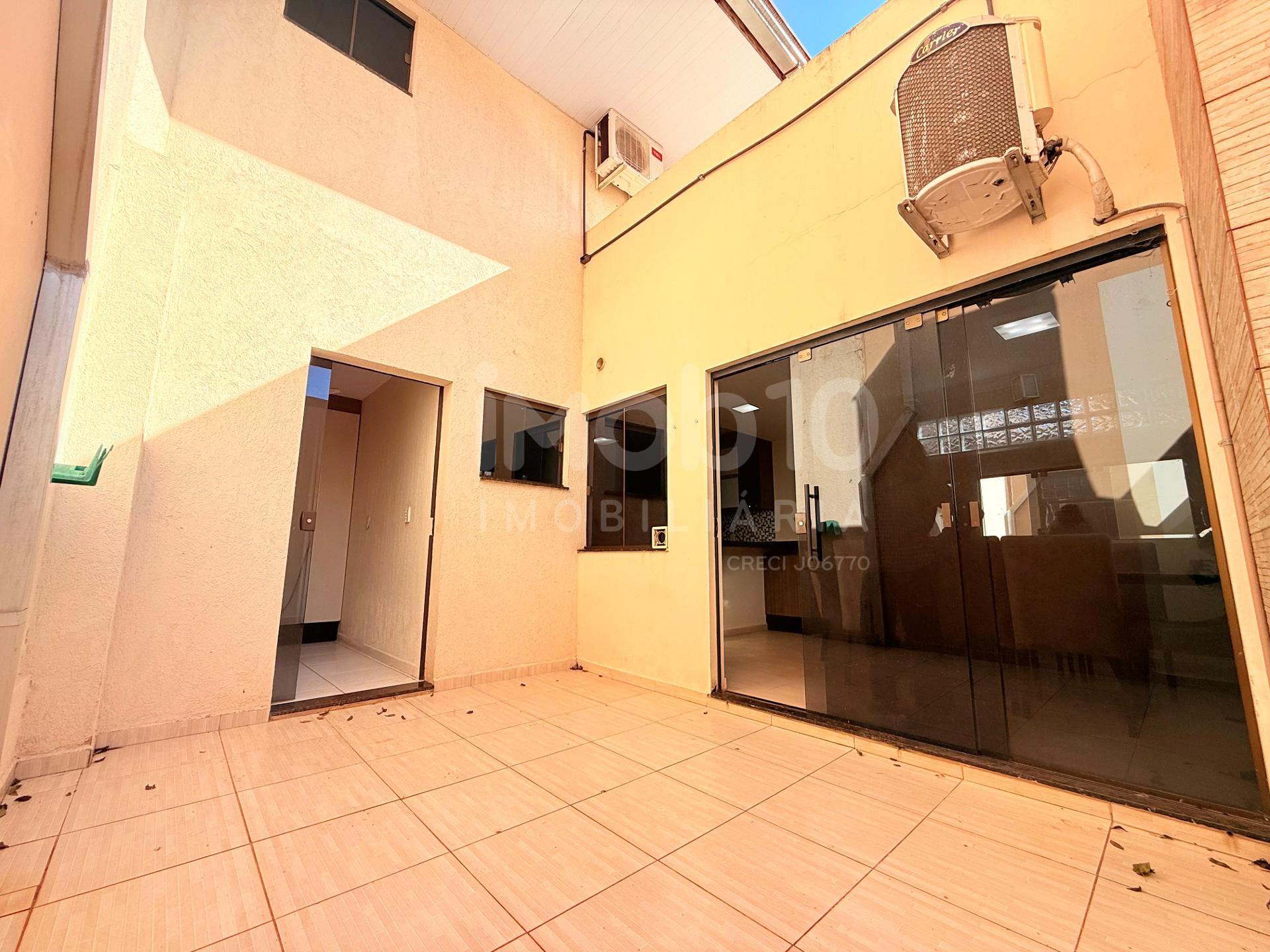 SOBRADO COM 1 SUITE E 2 QUARTOS PARA LOCAÇÃO OU VENDA NA VILA ADRIANA .