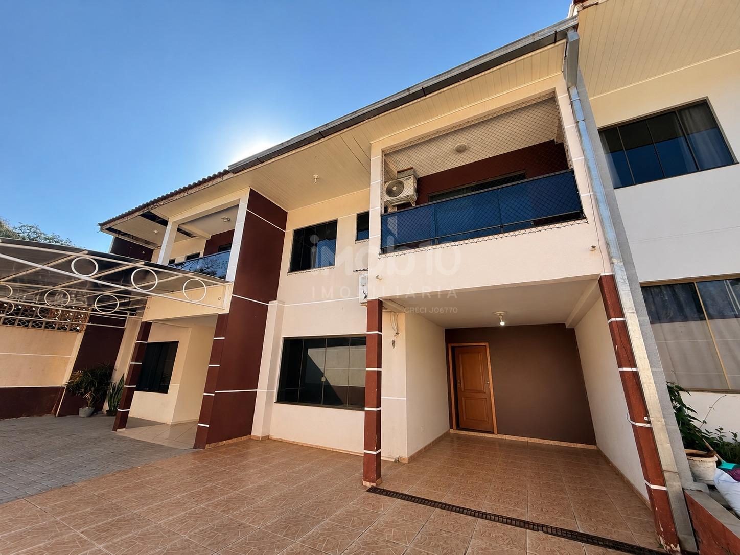 SOBRADO COM 1 SUITE E 2 QUARTOS PARA LOCAÇÃO OU VENDA NA VILA ADRIANA .
