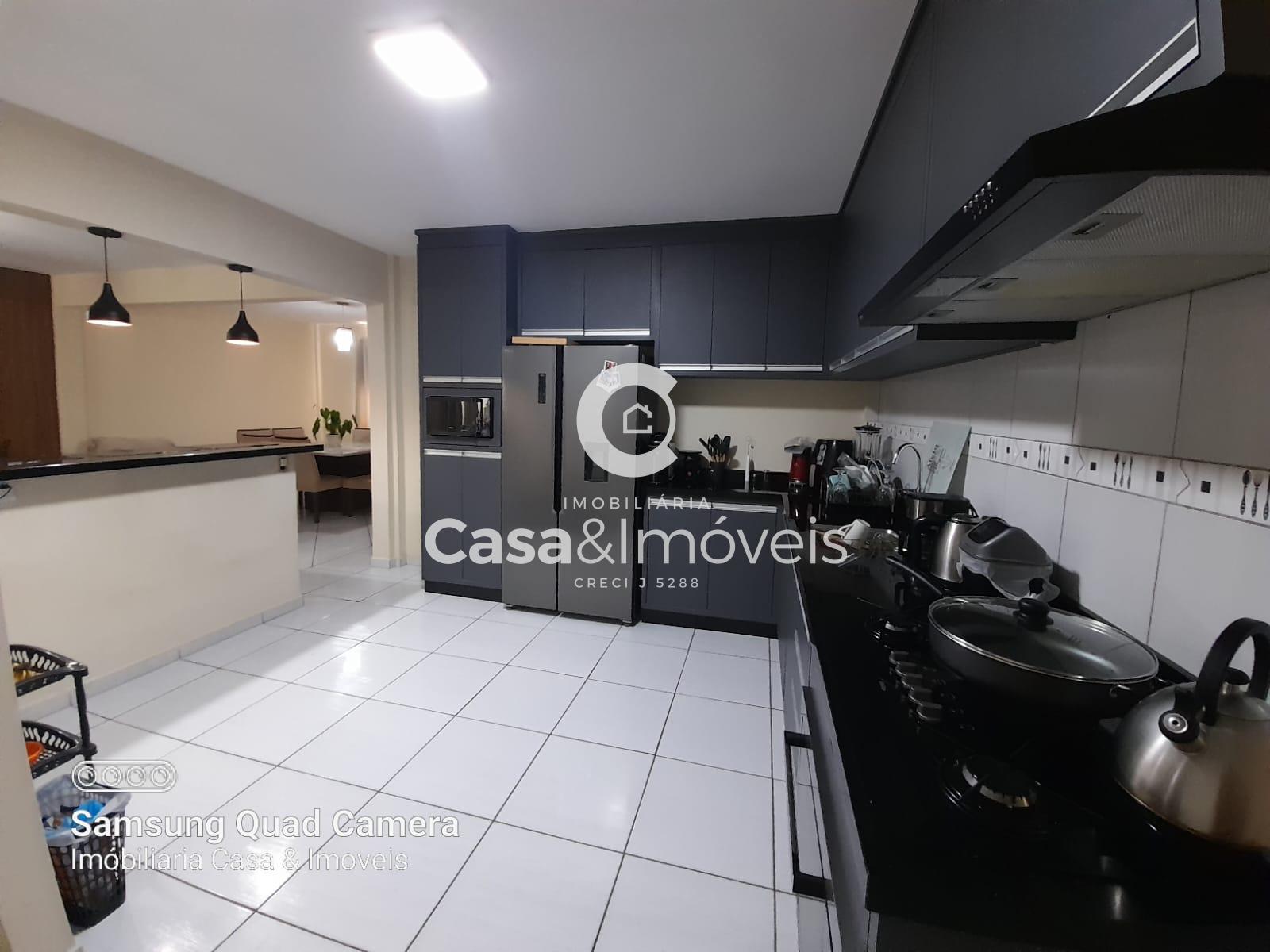 Cozinha com armários planejados