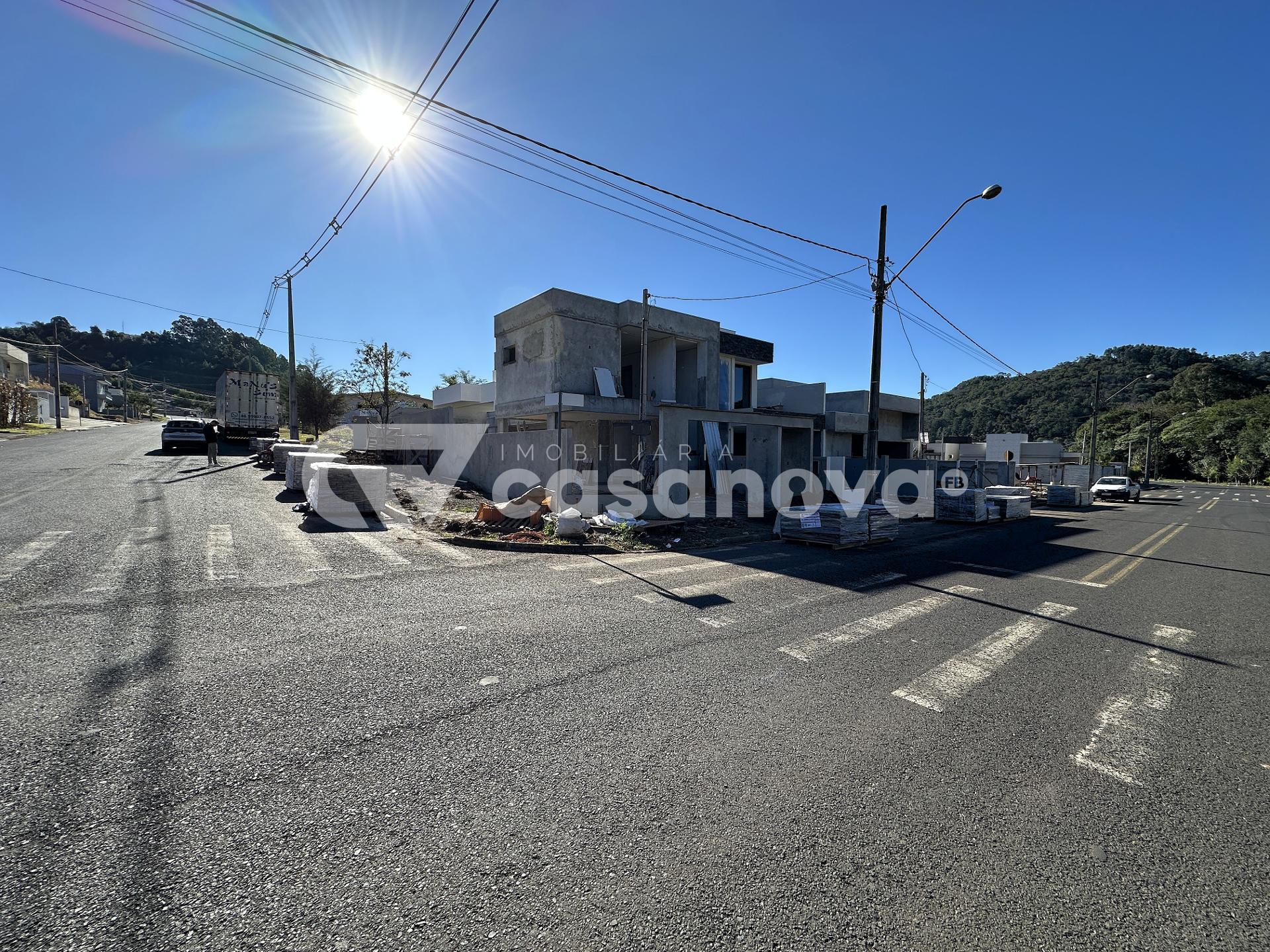SOBRADO COM PISCINA