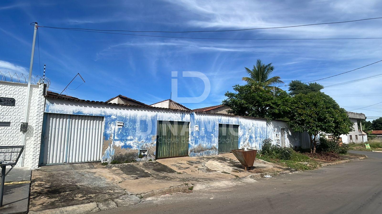 Área com Casa e 3 Barracões à Venda no Residencial Itaipu - Go...