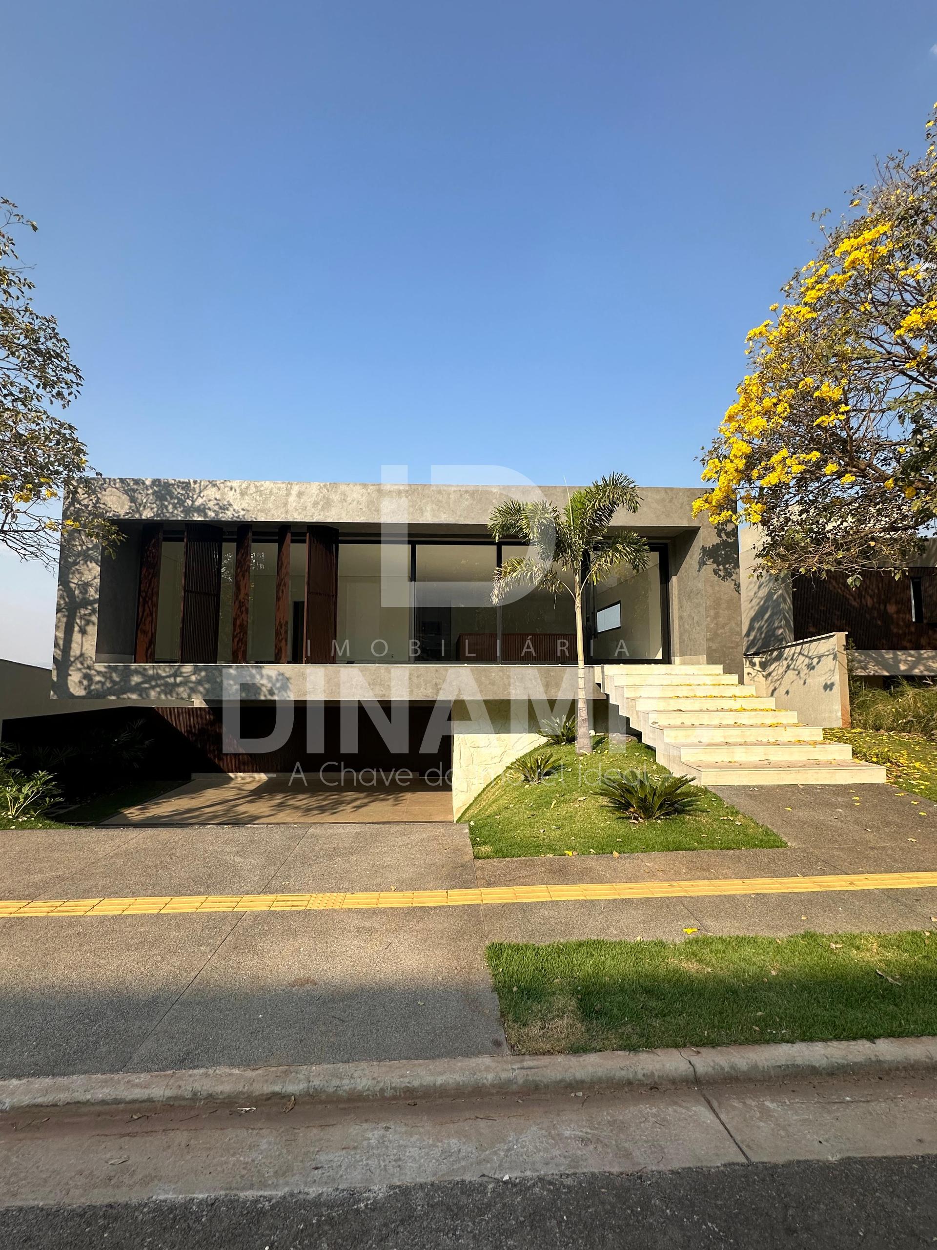 Sobrado de Alto Padr?o com 4 Su?tes ? Venda no Alphaville Ip?