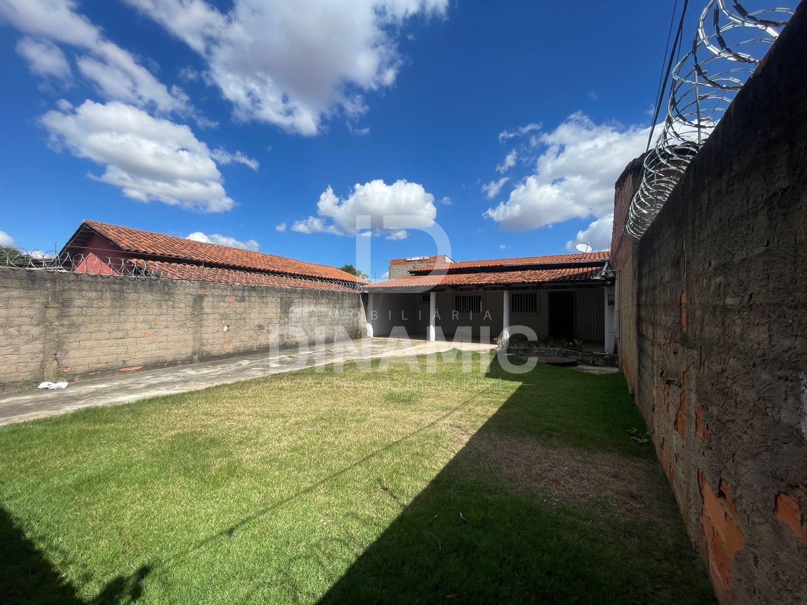 Casa com 3 Quartos no Setor Garavelo em Lote Amplo  Oportunid...