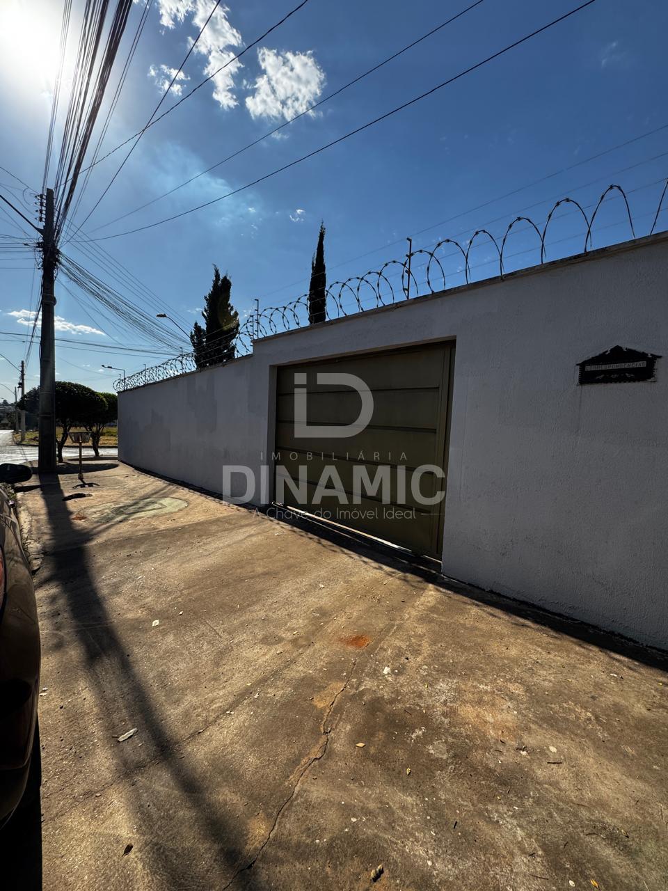 Casa de esquina à venda no Moinho dos Ventos  Goiânia-GO