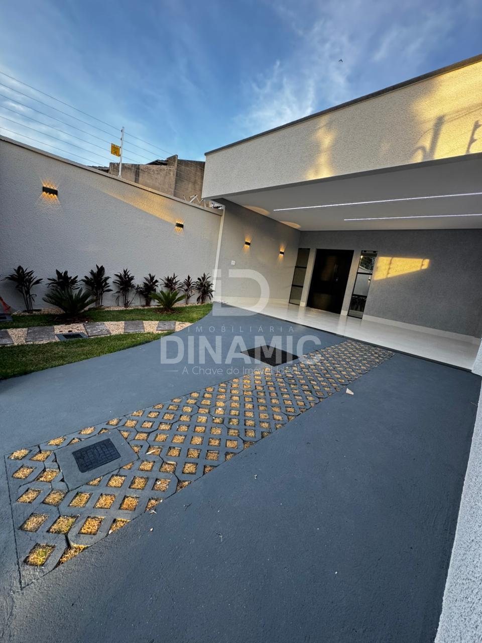 Casa à venda   3 Quartos, Área Gourmet e Piscina  Setor Três...