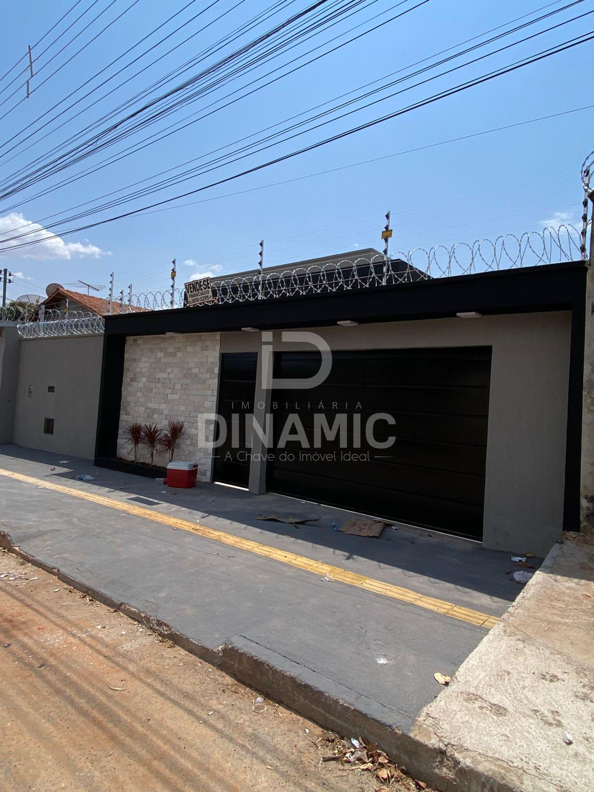 Casa à Venda  214m , 4 Quartos e Piscina na Cidade Satélite S...