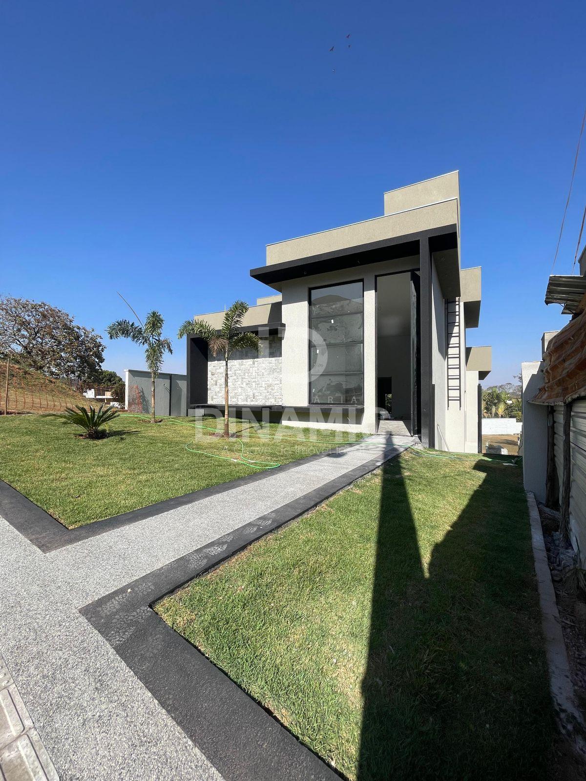 Sobrado á  Venda no Condomínio do Lago - Goiânia com 4 Suítes