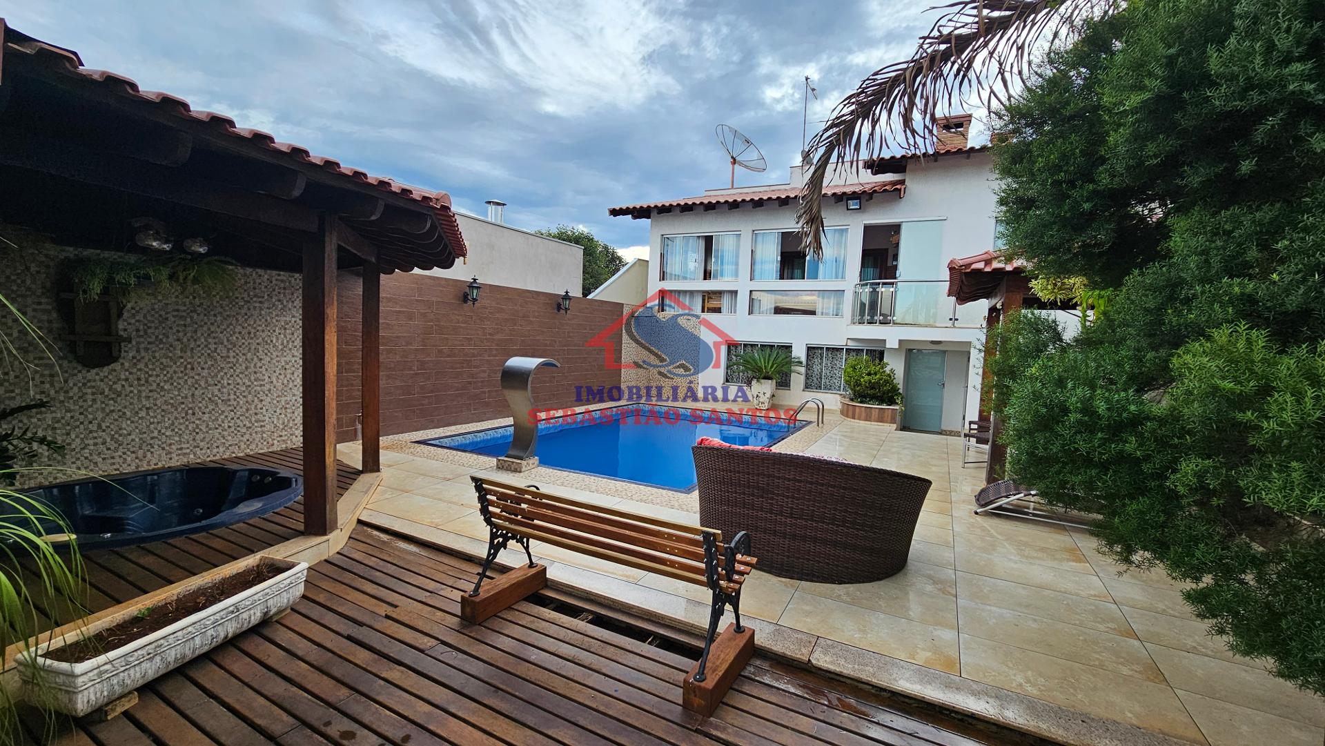 Casa com 4 dormitórios, Centro, CORNELIO PROCOPIO - PR