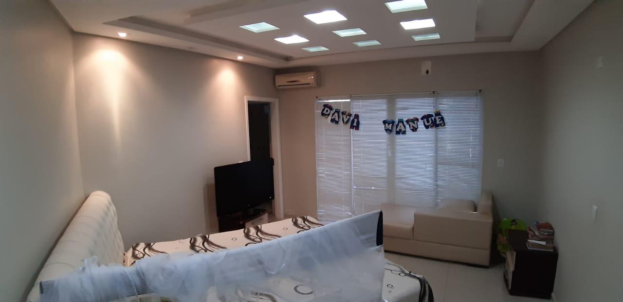 Sobrado com 4 dormitórios e 240m2 à venda na Vila Yolanda, FOZ DO IGUACU - PR