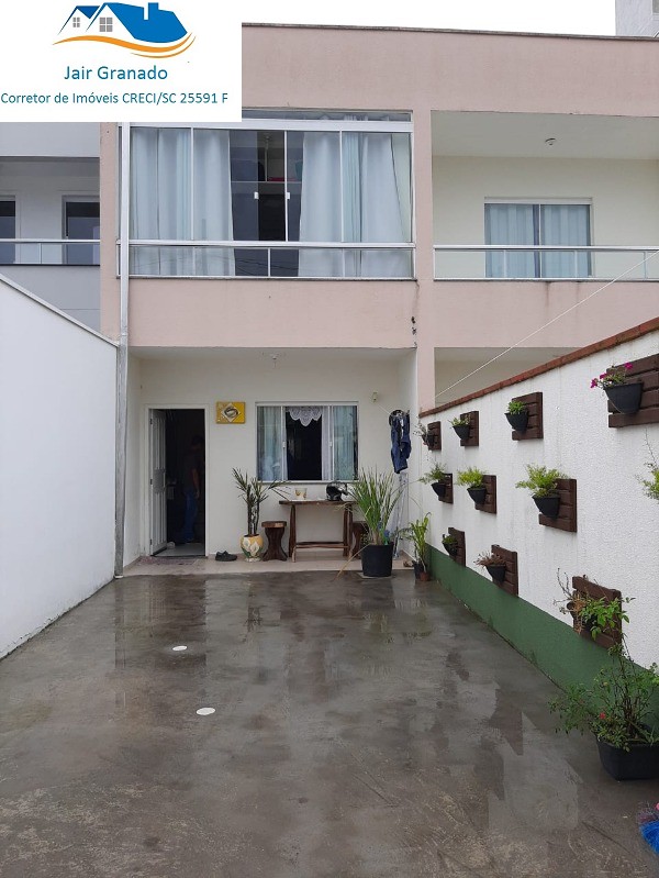 Amplo Sobrado em Camboriú com 03 dormitórios