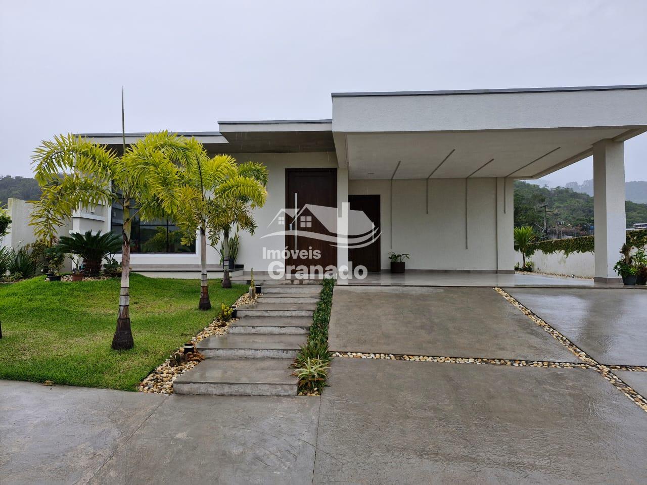 Casa com 3 suítes à venda no bairro AREIAS, CAMBORIU - SC