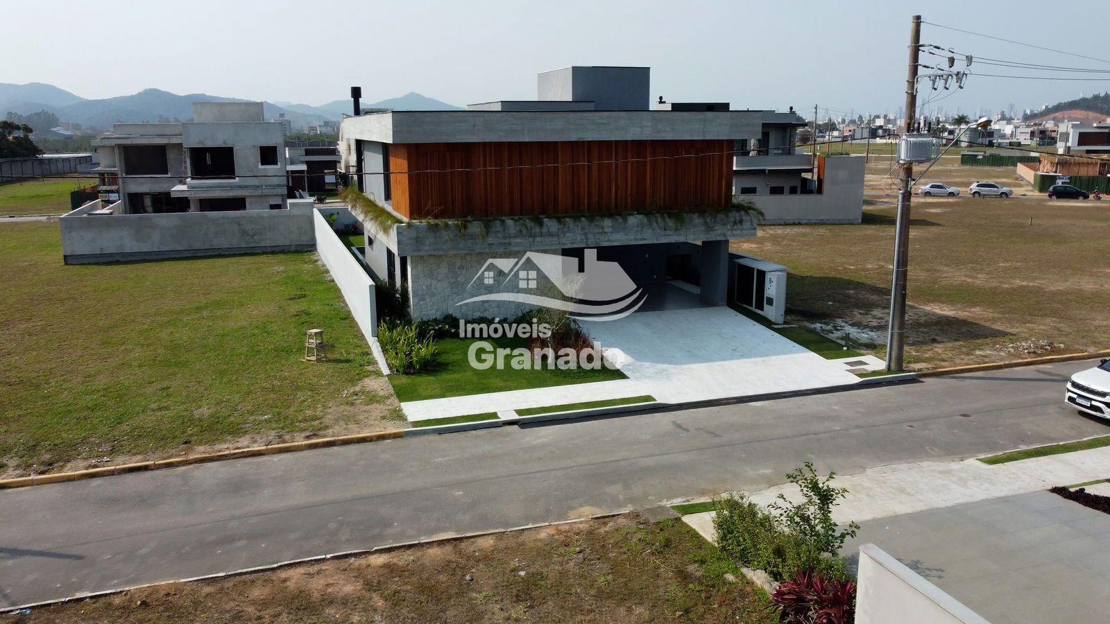 Casa com 5 suítes à venda no bairro SANTA REGINA, CAMBORIU - SC