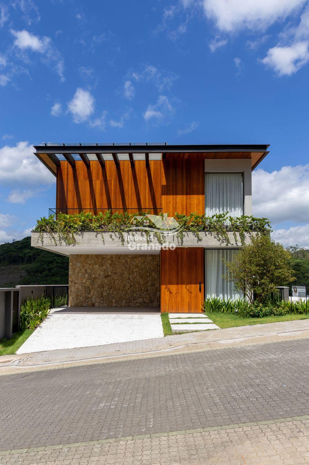 Casa com 5 suítes à venda no bairro SANTA REGINA, CAMBORIU - SC