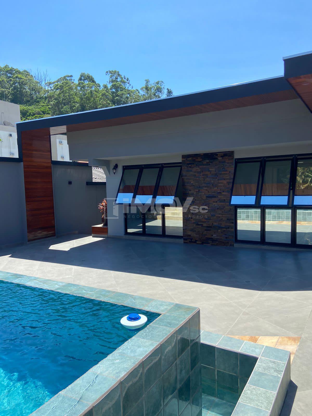 Casa de alto padrão à venda de 385m , 4 suítes e piscina, FAZE...