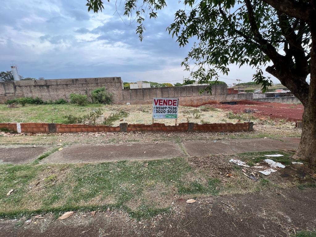 Terreno no Jd. Pinheiros em Maring?, pr?ximo a Av. Guaiap?