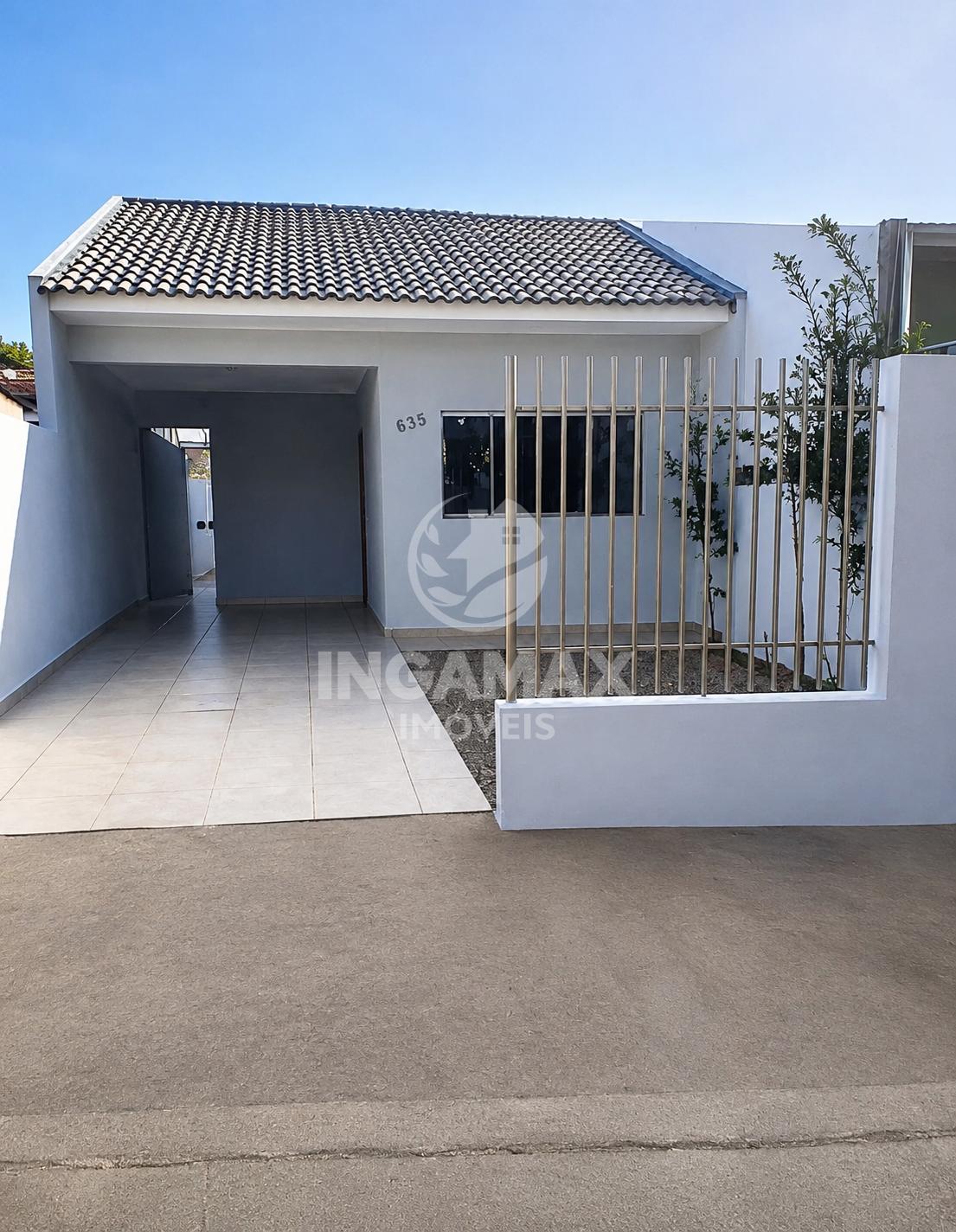 CASA A VENDA COM 2 QUARTOS, 2 VAGAS DE GARAGEM E AMPLO QUINTAL...