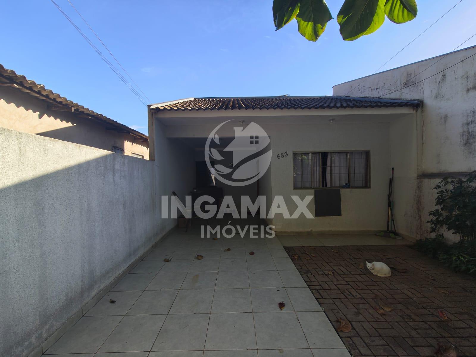 CASA A VENDA COM 2 QUARTOS, 2 VAGAS DE GARAGEM E AMPLO QUINTAL...