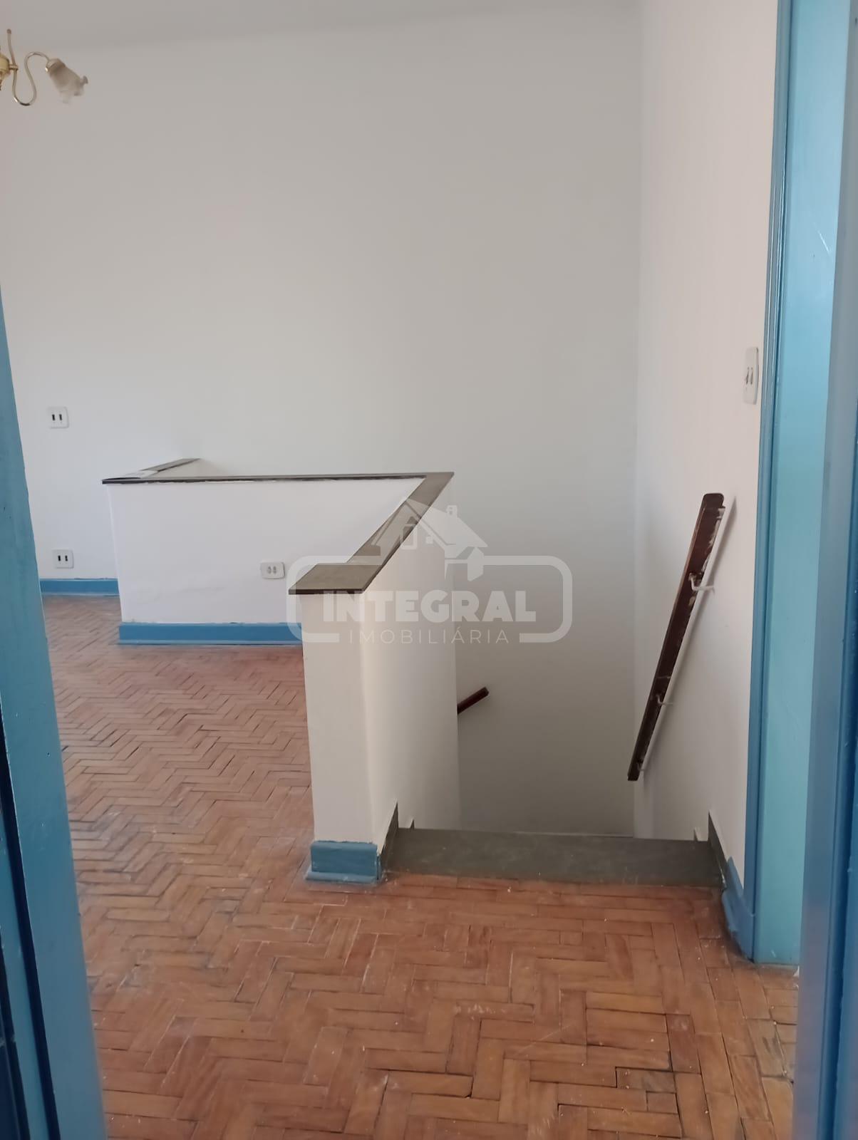 VISTA DA  SALA  E P A ESCADA