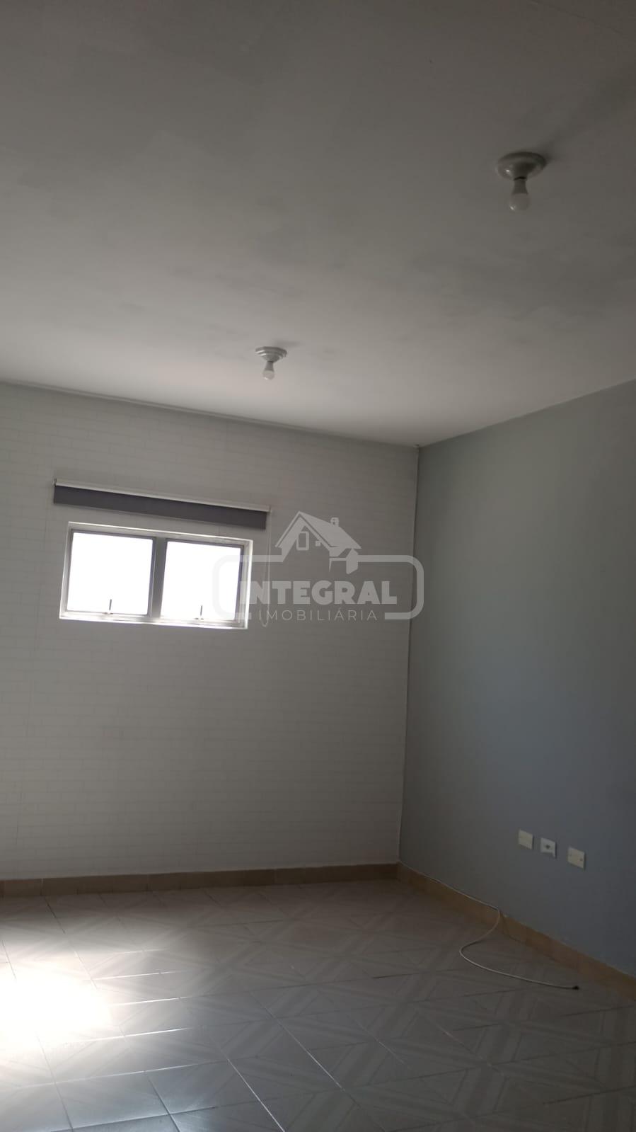 TEM CORTINA E  LAMPADAS