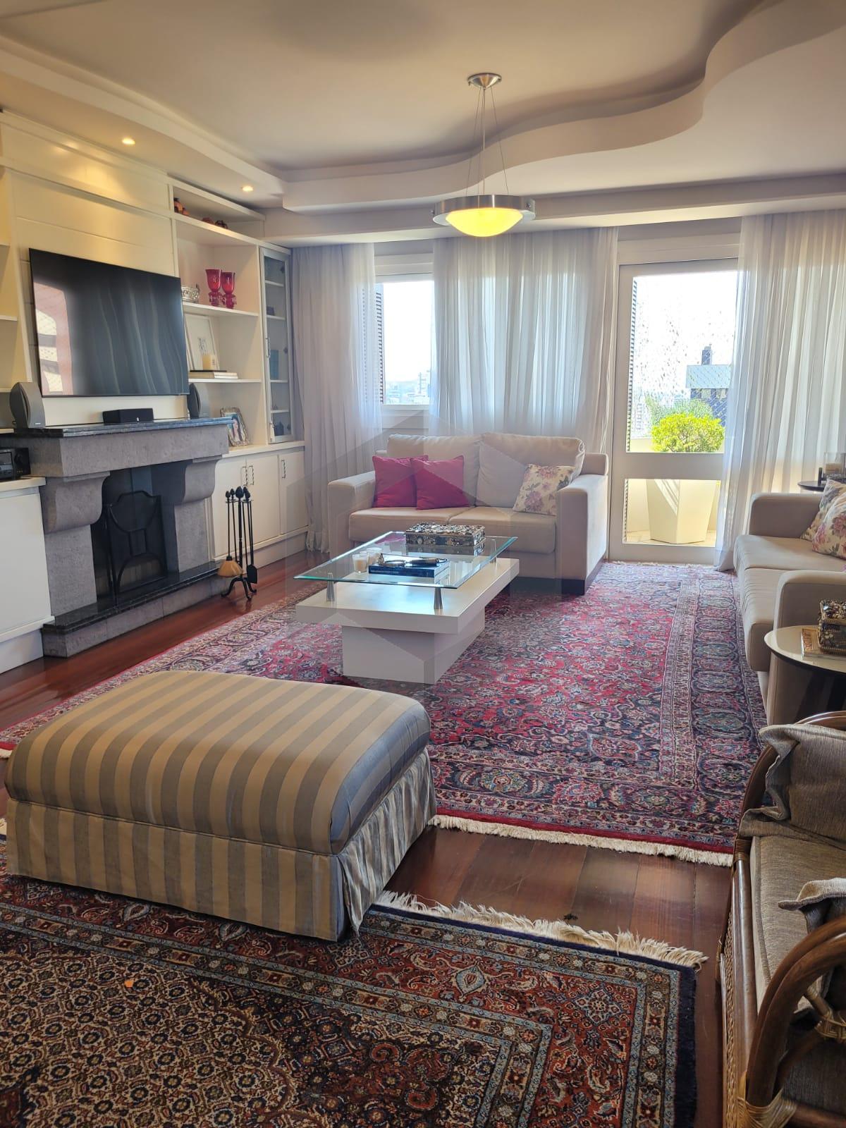 APARTAMENTO MOBILIADO COM 265m  DE ÁREA PRIVATIVA COM 4 DORMIT...