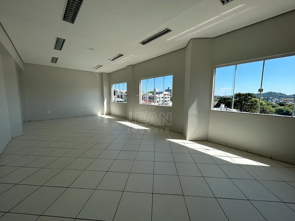 SALA COMERCIAL SEGUNDO ANDAR, COM ELEVADOR NO CENTRO DE FRANCISCO BELTRAO - PR - Jean Imóveis