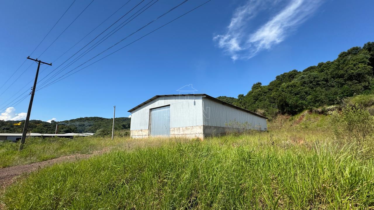 BARRACÃO PRÓXIMO AO HOSPITAL INTERMUNICIPAL COM 450 M  APROXIMADAMENTE - Jean Imóveis