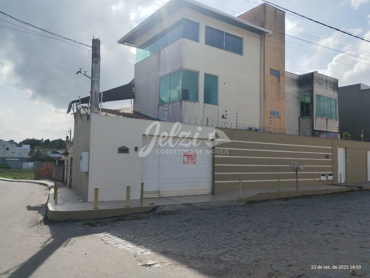 Casa triplex, arejada, moderna  com vista privilegiada, vizinh...