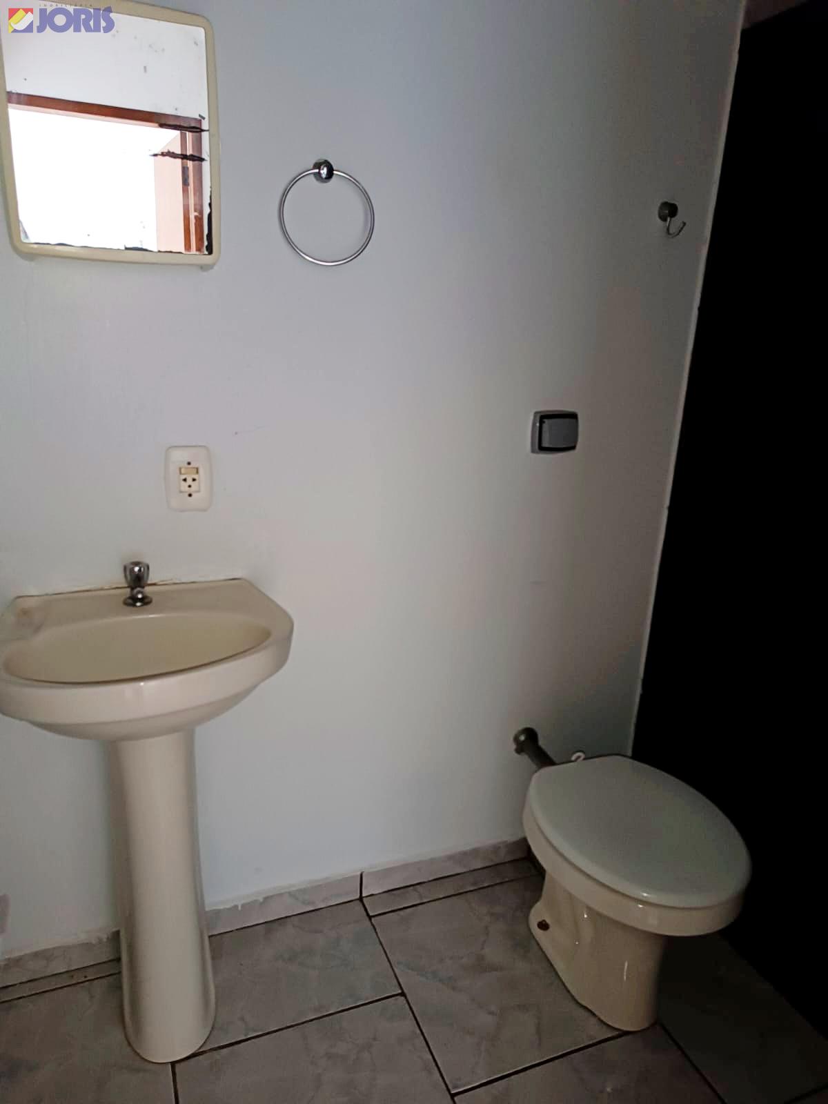 Apartamento com 02 quartos e com vaga de garagem, no centro da cidade