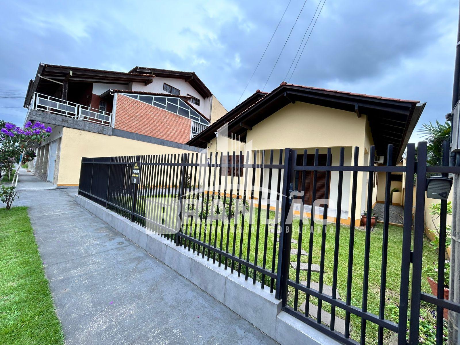 Casa à venda, Centro, GUARAMIRIM - SC com 3 quartos, e terrno de 560 m 