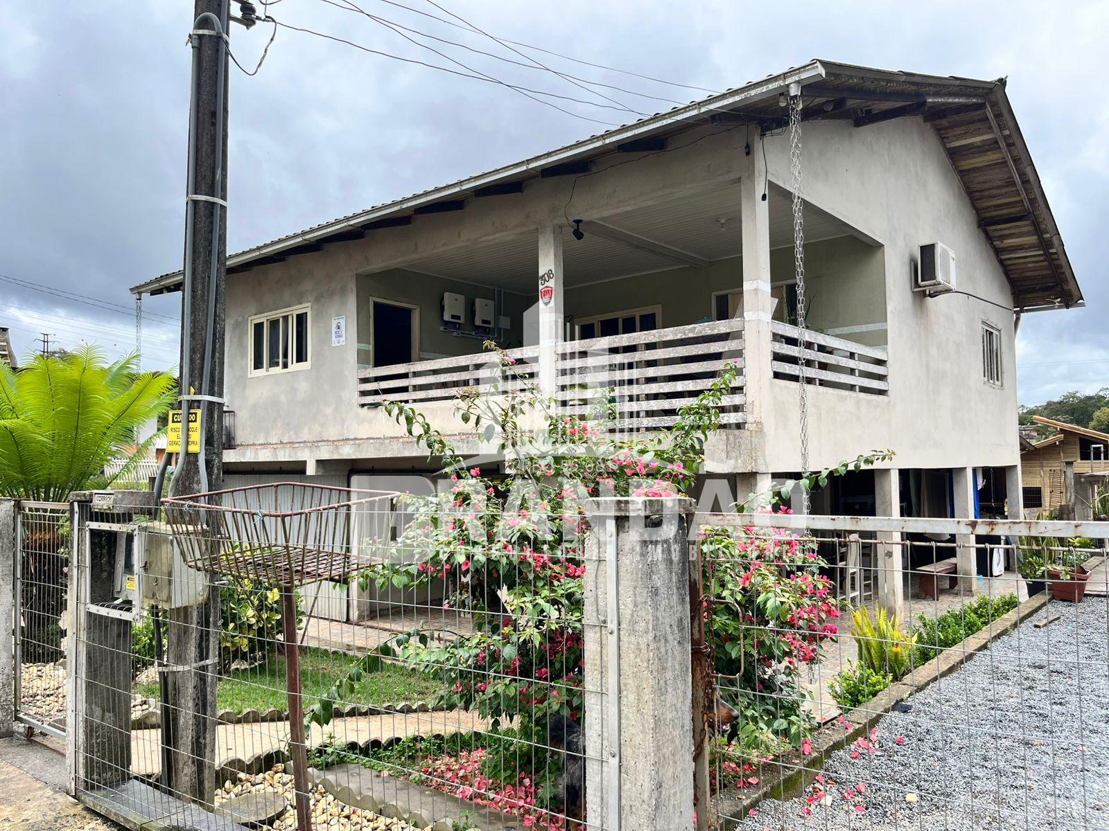 Casa com sala comercial e piscina no bairro Caixa d Água, em G...