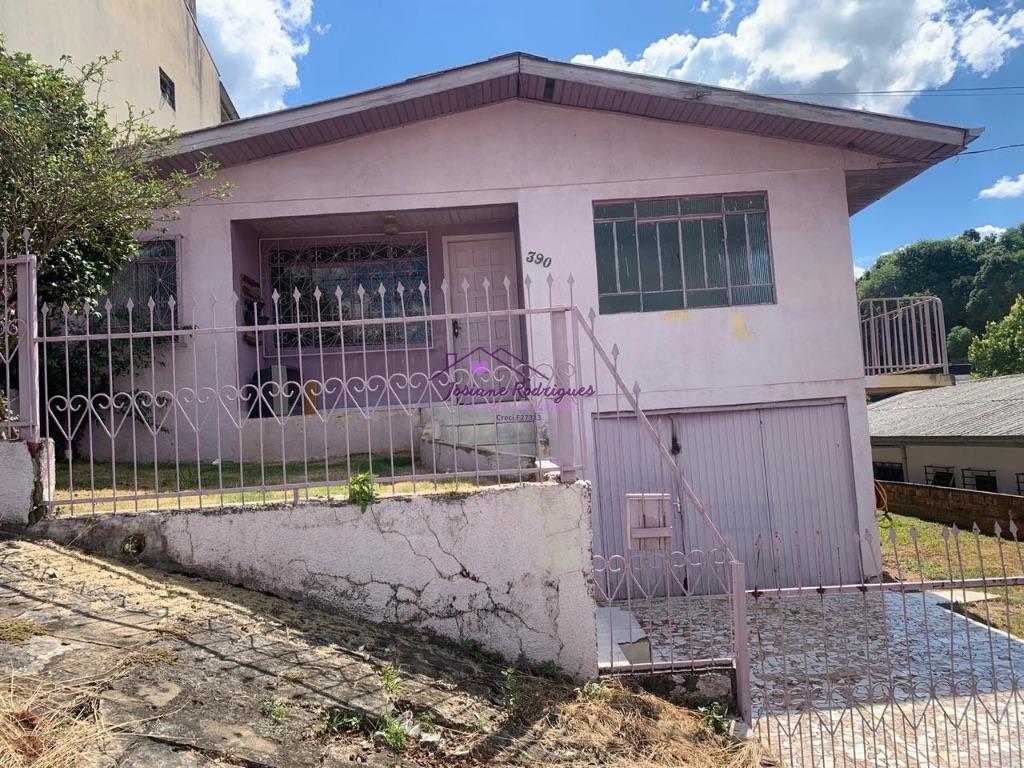 Terreno com casa mista, muito bem localizado pr?ximo ao centro...
