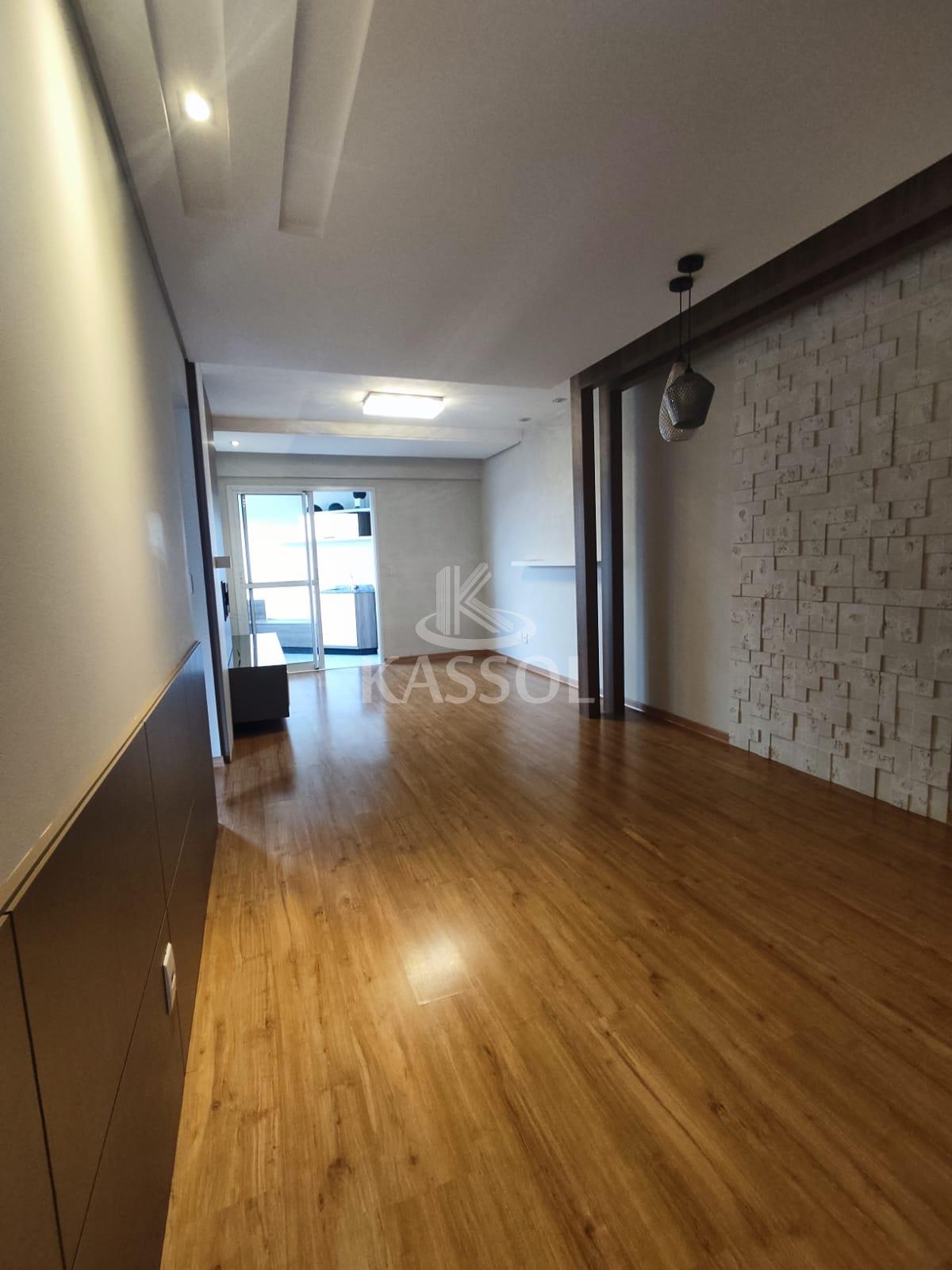 Apartamento com móveis planejados, com 02 quartos, sendo 01 Suíte.