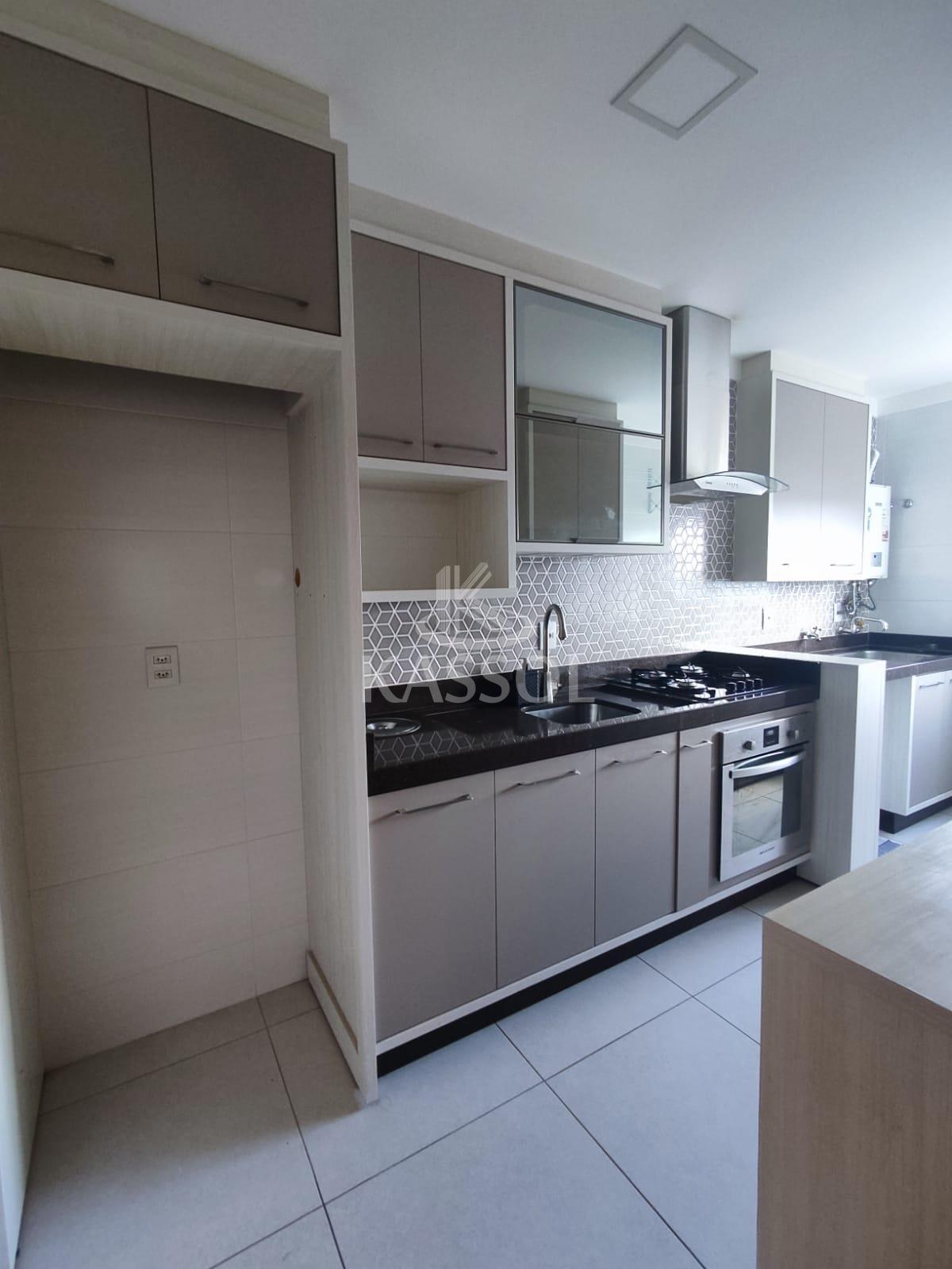 Apartamento com móveis planejados, com 02 quartos, sendo 01 Suíte.