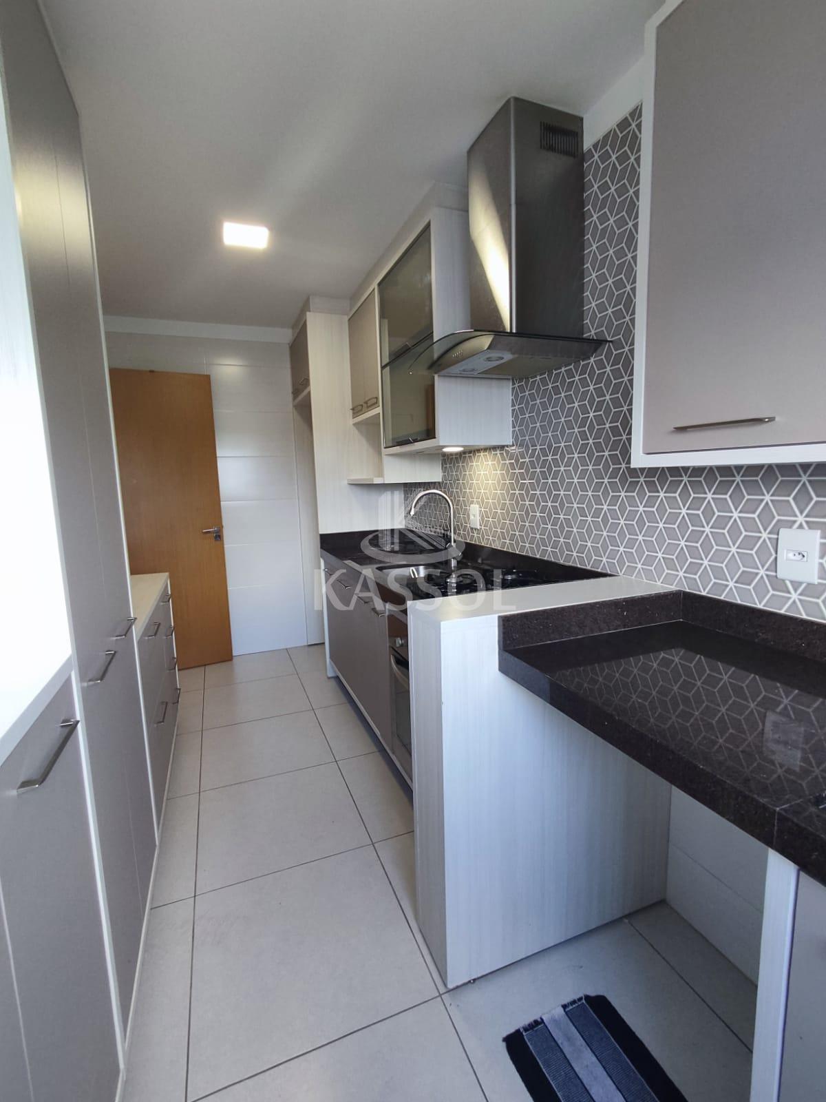 Apartamento com móveis planejados, com 02 quartos, sendo 01 Suíte.