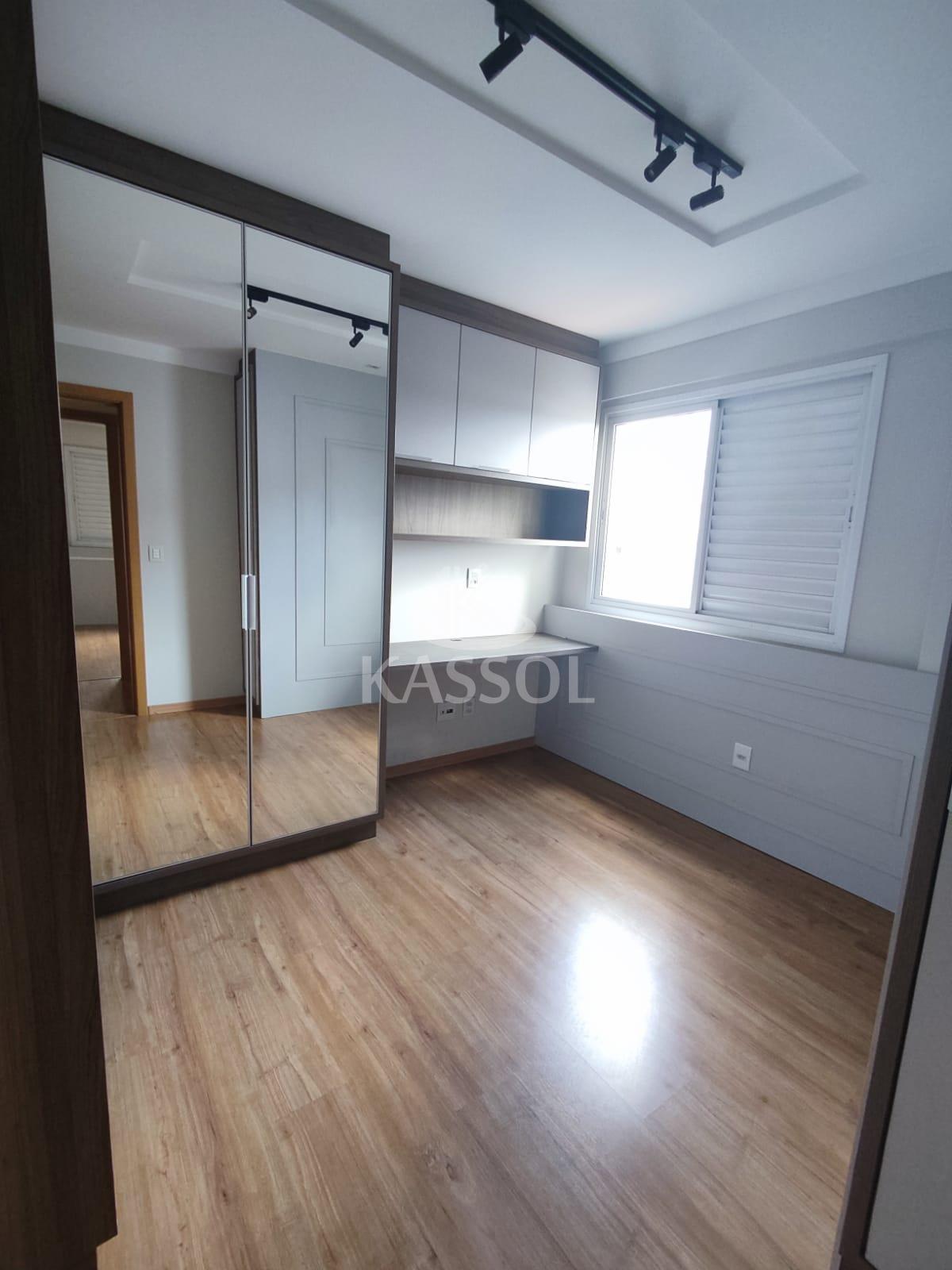 Apartamento com móveis planejados, com 02 quartos, sendo 01 Suíte.