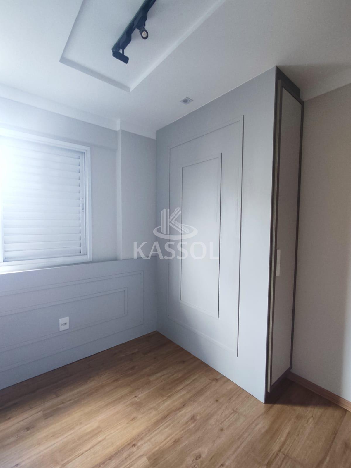 Apartamento com móveis planejados, com 02 quartos, sendo 01 Suíte.