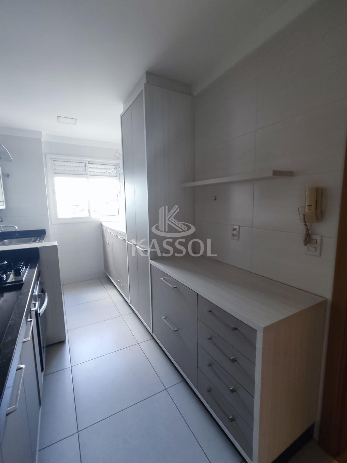 Apartamento com móveis planejados, com 02 quartos, sendo 01 Suíte.
