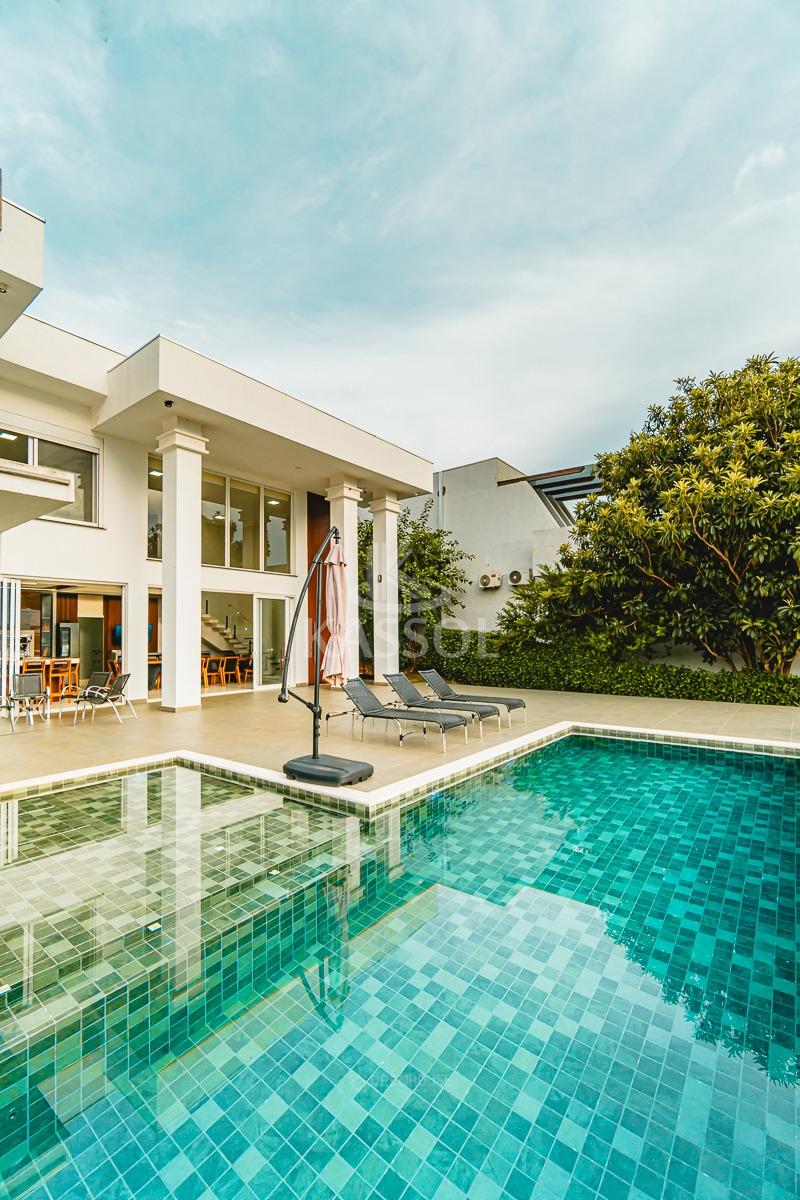 Casa no Condomínio Marinas Doce Vida com 7 Suites, toda mobili...