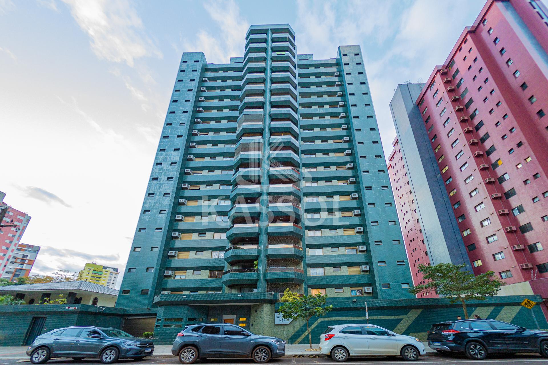 Apartamento com 01 suíte master  e 4 quartos próximo Colégio M...