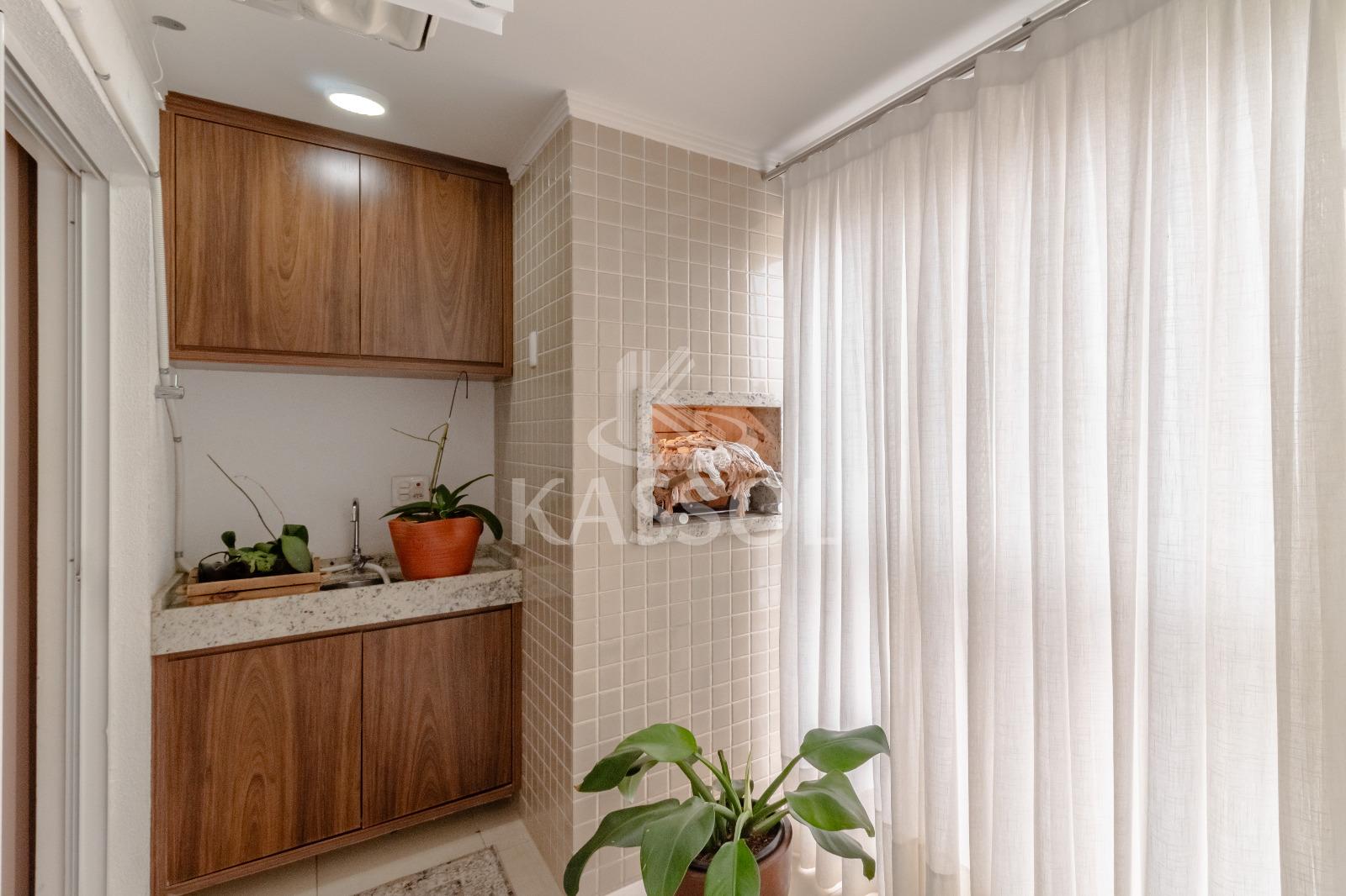Apartamento com 1 suite e 2 quartos e 2 vagas lado a lado.
